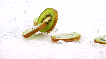 掉进水里的猕猴桃切片实拍