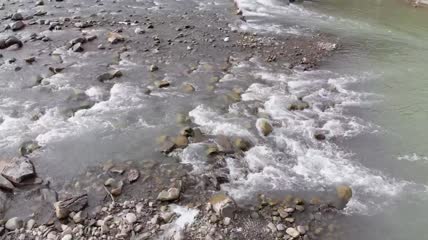 河水流过岩石特写实拍