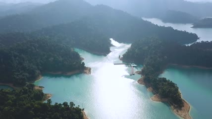 航拍阳光灿烂的海湾