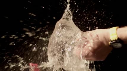 粉色水球爆破实拍