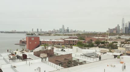 俯瞰纽约海滨的建筑物