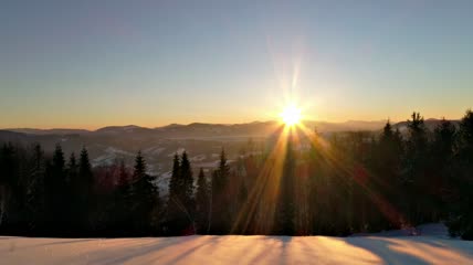白雪皑皑的群山中_太阳升起了耀眼的光芒