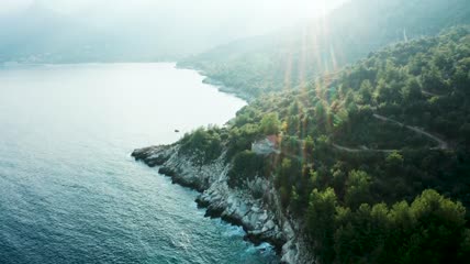 带着照明弹沿着海岸飞行