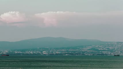 当太阳下山时_海岸上空的云层会下降