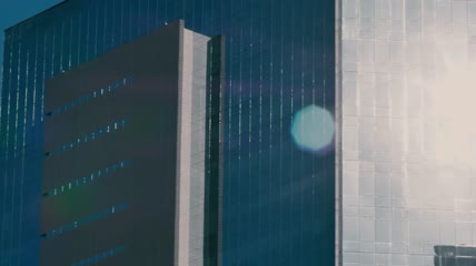 反射阳光的建筑物实拍