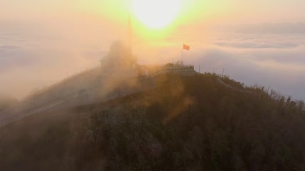 飞翔穿行迷雾前往清真寺