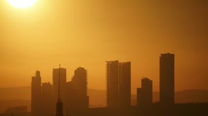 高楼在夕阳中的轮廓