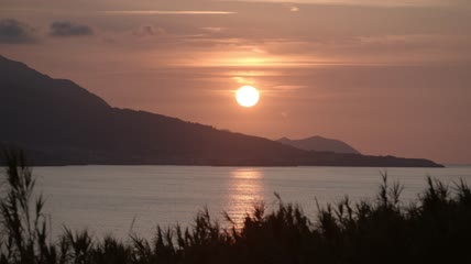 海岸上的红色夕阳实拍