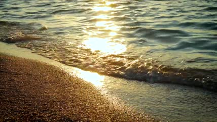 海滩上的太阳反射和柔和的波浪