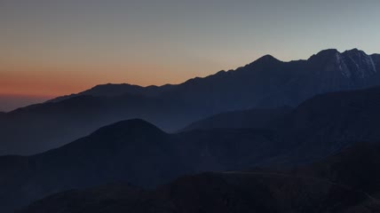 日落时摩洛哥的群山延时实拍