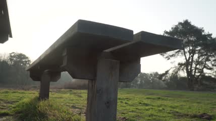 森林里的野餐桌特写实拍