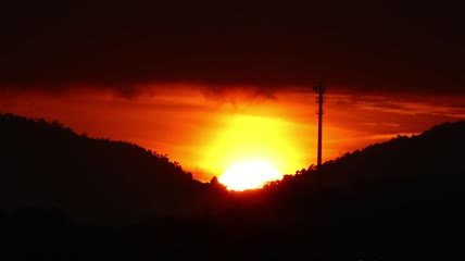 太阳朝乌云升起