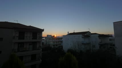 太阳从小镇上升起