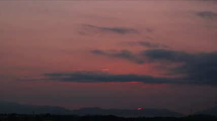 太阳升起时_早晨阴云密布