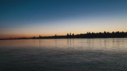 太阳升起时的城市天际线