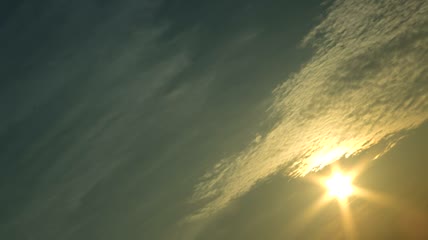 太阳耀眼地划过天空延时实拍