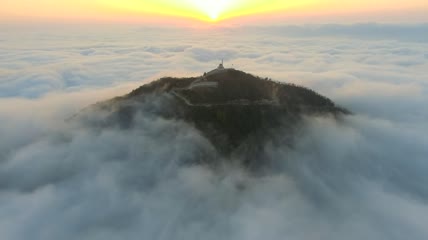 位于多云山顶的清真寺航拍