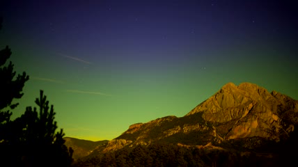 夕阳西下的高山和天空中的星星
