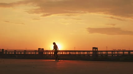 夕阳中滑冰的女子剪影实拍