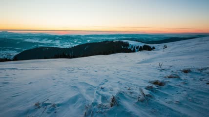雪地里的夕阳延时实拍
