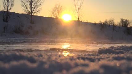 雪景中的冬河薄雾实拍
