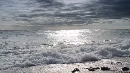 阳光反射在海岸上特写实拍
