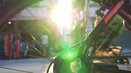 阳光透过自行车轮子特写实拍