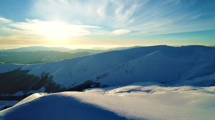 阳光照亮了群山的雪景