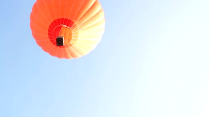 橙色热气球飞翔实拍