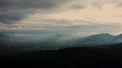从高山上俯瞰云雾缭绕的全景