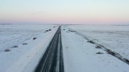 从空中俯瞰白雪皑皑的道路