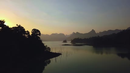 从空中俯瞰日落时的大湖景观