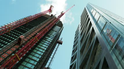 仰视两座大建筑视频