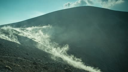 浓烟笼罩着岩石火山实拍