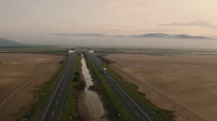 高速公路上的公共汽车和小汽车航拍