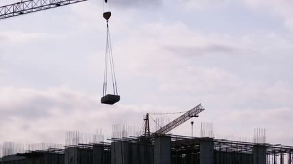 建筑工地上的载重塔式起重机