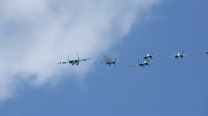 军机在空中做杂技