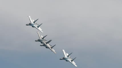 军用喷气式飞机编队飞越天空