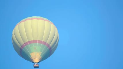 晴空中升起的气球