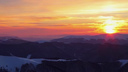 群山中的红天