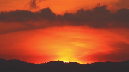 日出时明亮的橙色天空