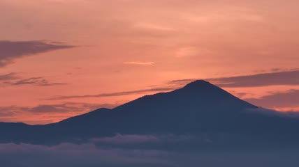 日落时的山影实拍