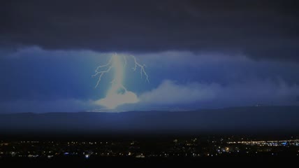闪电划破夜空