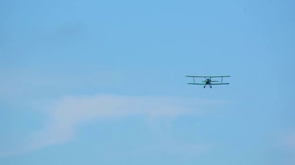 双翼飞机在空中飞翔