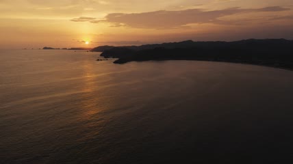太阳落在平静的海滩上实拍