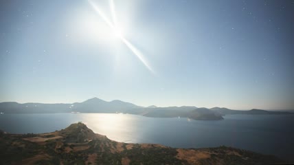 天空中有银河系的海天际线