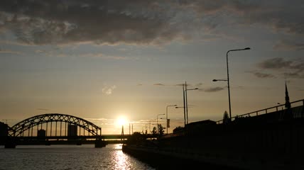 铁路桥和夕阳