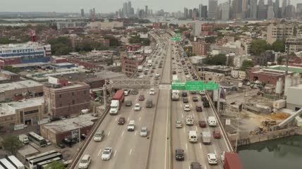 从高处俯瞰大都市附近的高速公路