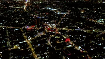 从空中俯瞰这座快速运动的城市