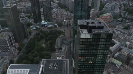 从空中看到空荡荡的城市